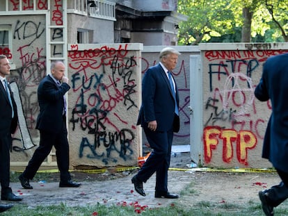Donald Trump camina por las inmediaciones de la Casa Blanca tras las protestas.