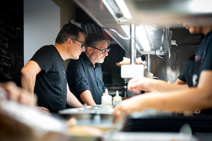 Pitu y Joan Roca dentro de la cocina el viernes, día de la apertura al público.