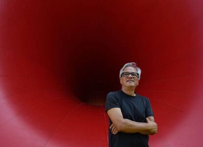 Anish Kapoor, delante de la pieza 'Sectional body preparing for Monadic Singularity', este viernes en la Fundación Serralves de Oporto.