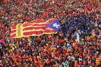 Uma enorme bandeira separatista é levada pelos manifestantes durante a marcha da Diada, o Dia Nacional da Catalunha, celebrado em 11 de setembro.