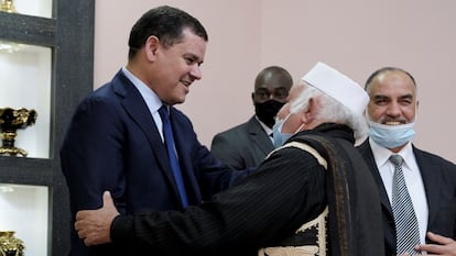 Abdelhamid Dabeiba (a la izquierda), el nuevo primer ministro, se reúne con ancianos de la ciudad de Sirte, este miércoles.