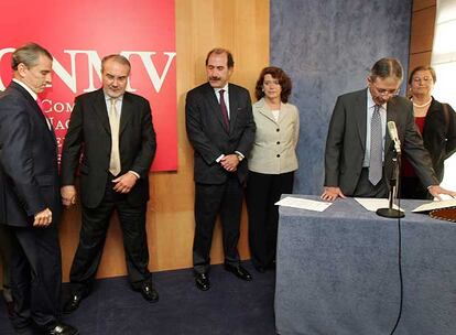 Julio Segura toma posesión como presidente de la CNMV en presencia de Manuel Conthe, Pedro Solbes, Carlos Arenillas, Soledad Núñez y Soledad Abad.