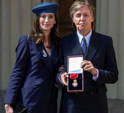 Paul McCartney y su esposa Nancy Shevell, con la condecoración.