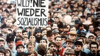 Asistentes a un mitin del excanciller Willy Brandt en Erfurt en 1990 piden que no vuelva el socialismo del Este