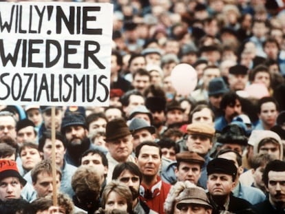 Asistentes a un mitin del excanciller Willy Brandt en Erfurt en 1990 piden que no vuelva el socialismo del Este