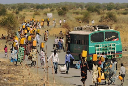 Decenas de personas desplazadas cargan agua para el campamento de Naciones Unidad en Malakal (República de Sudán del Sur).