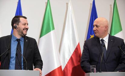 El ministro de Interior italiano, Matteo Salvini, con su homólogo polaco, Joachim Brudzinski, en la visita del primero a Varsovia este miércoles.