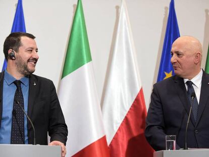 El ministro de Interior italiano, Matteo Salvini, con su homólogo polaco, Joachim Brudzinski, en la visita del primero a Varsovia este miércoles. 
