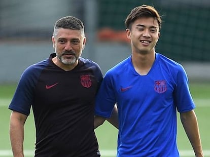 García Pimienta, con el futbolista Hiroki Abe.