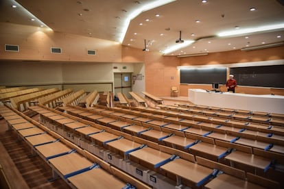 El profesor Silvio Franzetti da una conferencia en línea desde el interior de un aula vacía por las medidas tomadas contra el coronavirus en la Universidad Politécnica de Milán (Italia).