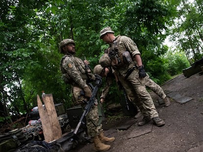 Soldados ucranios en la provincia de Járkov, en el este, el pasado mes de junio.