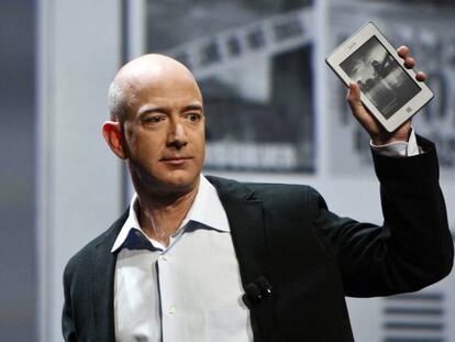 Jeff Bezos, fundador de Amazon, sujeta un dispositivo Kindle Fire en la presentación de éste. 