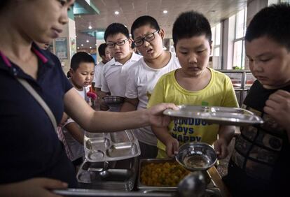 Estudiantes chinos con sobrepeso en Pek&iacute;n.