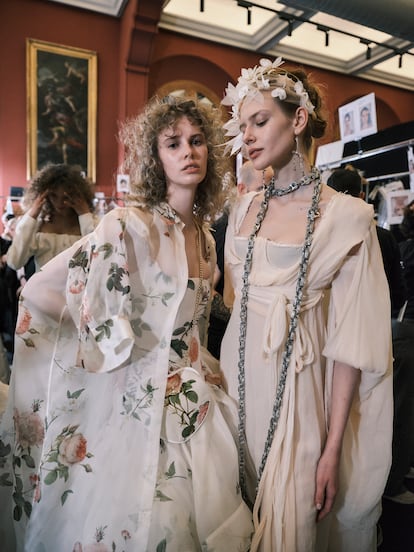 Dos modelos en el backstage del desfile de Barcelona Bridal Fashion Week.
