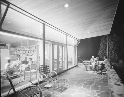 Varias personas reunidas en la casa de Marcel Breuer en 1950.