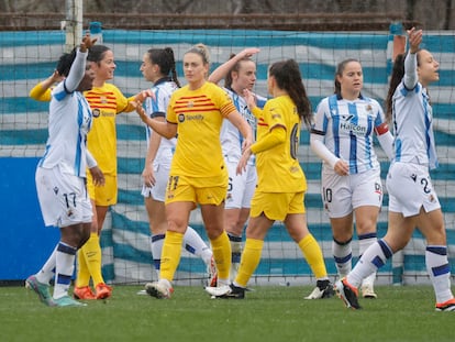 La jugadora del Barcelona Alexia Putellas, en el centro, junto a sus compañeras, durante el partido contra la Real Sociedad.