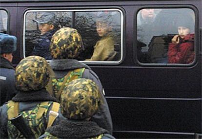 Los niños liberados esta mañana se van del teatro en un autobús del Ejército.