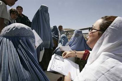 Shukria Barakzai, periodista y candidata a diputada (derecha), reparte propaganda en Kabul.