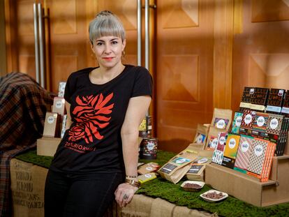 La chocolatera de Kaitxo, Raquel González, posa delante de su puesto de chocolates en el All Those Food Market de Barcelona.