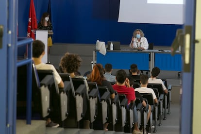 Los alumnos de primero de Matemáticas de la Universidad Autónoma de Madrid asisten a una charla de presentación este lunes.