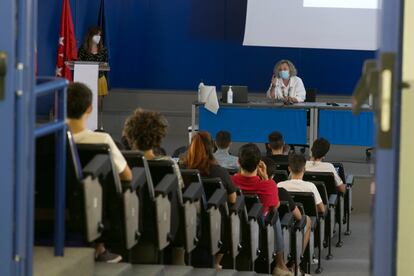 Los alumnos de primero de Matemáticas de la Universidad Autónoma de Madrid asisten a una charla de presentación este lunes.