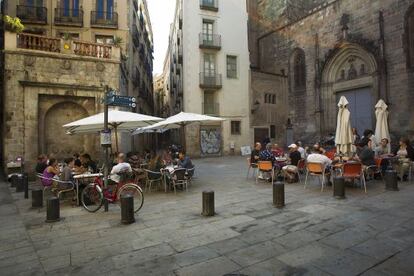 Terrazas en la plaza Sant Just i Pastor de Barcelona.