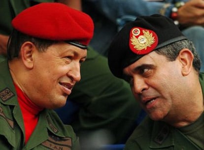 Hugo Chávez y Raúl Isaías Baduel (derecha), en agosto de 2006.