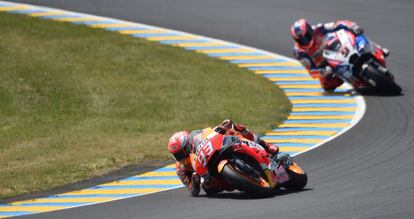 En la séptima vuelta Márquez superó a Zarco poco antes de la recta de meta, pero éste se lo devolvió poco después, aunque el ímpetu del francés le acabó haciendo rodar por los suelos una vuelta más tarde y Lorenzo y Márquez se quedaron solos al frente de la carrera con Danilo Petrucci intentando darles caza y Valentino Rossi unos metros por detrás. En la imagen, Marc Márquez seguido por Danilo Petrucci.