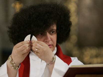 Maria Vittoria Longhitano, la primera mujer ordenada sacerdote en Italia, en una misa en Roma.
