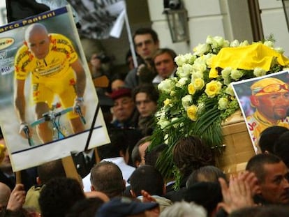 Más de 20.000 personas asisten en 2004 al funeral de Pantani. 