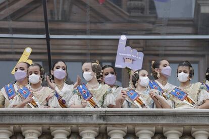 Las Fallas vuelven a teñirse de morado y a rendirse, tras el parón de la pandemia desde 2020, a las reivindicaciones del Día Internacional de la Mujer, con el tradicional disparo de la 'mascletà'. En la imagen, las falleras saludan con alusiones al 8-M desde el balcón del Ayuntamiento de Valencia.