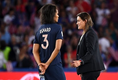 Wendie Renard junto a Corinne Diacre después del partido entre Estados Unidos y Francia en los cuartos de final del Mundial de Francia, en junio de 2019.