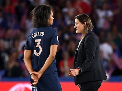 Wendie Renard junto a Corinne Diacre después del partido entre Estados Unidos y Francia en los cuartos de final del Mundial de Francia, en junio de 2019.