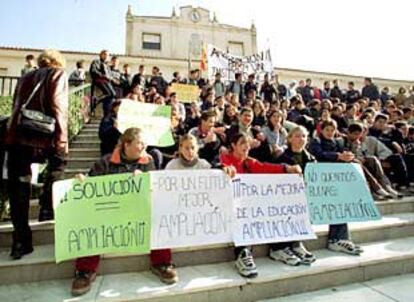 Alumnos del instituto Molivent de Guardamar durante su protesta de ayer.