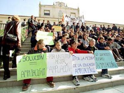 Alumnos del instituto Molivent de Guardamar durante su protesta de ayer.