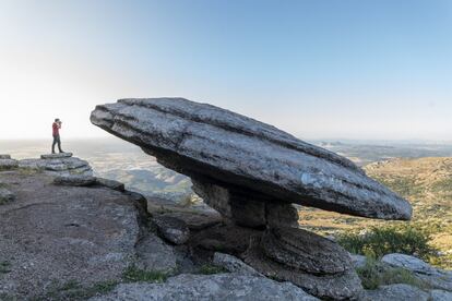 El Torcal (en la imagen) es un impresionante macizo kárstico de rocas calizas que la erosión ha ido esculpiendo con formas caprichosas. Este paraje natural, declarado patrimonio mundial por la Unesco en 2016, ofrece varias rutas señalizadas, como la verde, de dificultad baja y que se recorre en unos 45 minutos; o la amarilla, que discurre por terreno pedregoso y requiere dos horas de caminata. <br><br><i>A 50 minutos en coche o 25 en tren desde Málaga.</i>