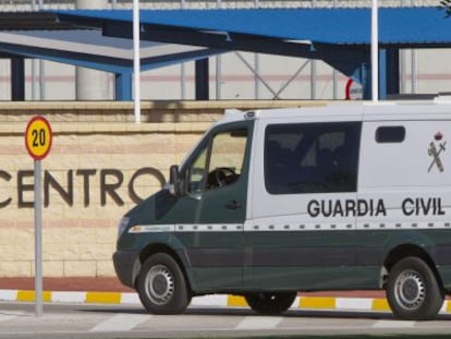 La Guardia Civil traslada a Pedro Pacheco a la prisi&oacute;n Puerto III.