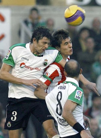 Oriol Lozano y Fernando Llorente saltan en disputa de un balón ante Colsa.