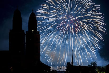 -FOTODELDIA- WB209 ZHFA ZÚRICH (SUIZA) 02/07/2016.- Un espectáculo de fuegos artificiales ilumina el cielo sobre la catedral Grossmuenster durante el Festival de Zúrich (Suiza) hoy, 1 de julio de 2016. El Festival atrae a casi dos millones de personas y se celebra del 1 al 3 de julio. EFE/Walter Bieri