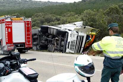 Estado en el que quedó un camión tras sufrir un accidente, en el que falleció su conductor, en la carretera SO-P-2001 dentro del término municipal soriano de Olvega.