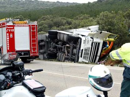 Estado en el que quedó un camión tras sufrir un accidente, en el que falleció su conductor, en la carretera SO-P-2001 dentro del término municipal soriano de Olvega.