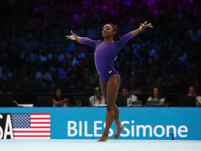 Simone Biles, durante uno de sus ejercicios este domingo.