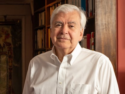 Fotografia del sociólogo y cientista político Ernesto Ottone, en la biblioteca de su casa en la comuna de Providencia.