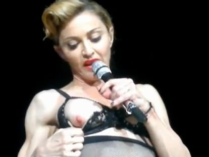 Madonna enseña un pecho en Estambul