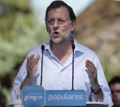 El presidente del Gobierno y líder del PP, Mariano Rajoy, durante su intervención ayer en un acto en el castillo de Soutomaior (Pontevedra).