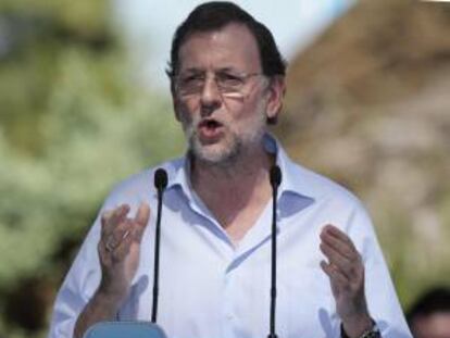 El presidente del Gobierno y líder del PP, Mariano Rajoy, durante su intervención ayer en un acto en el castillo de Soutomaior (Pontevedra).