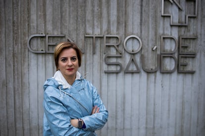 Maite Falcn, frente al centro de salud de O Couto, en Ourense. 