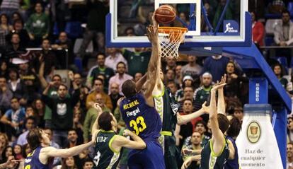 V&aacute;zquez, del Unicaja, tapona a Mickeal al final de un partido.