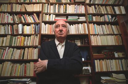 El crítico, escritor y poeta Leopoldo de Luis en su casa de Madrid en 2003.