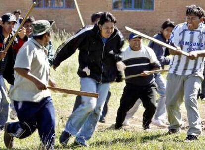 Pelea entre simpatizantes de Morales y partidarios del <i>sí</i> a la autonomía en una escuela de Santa Cruz.